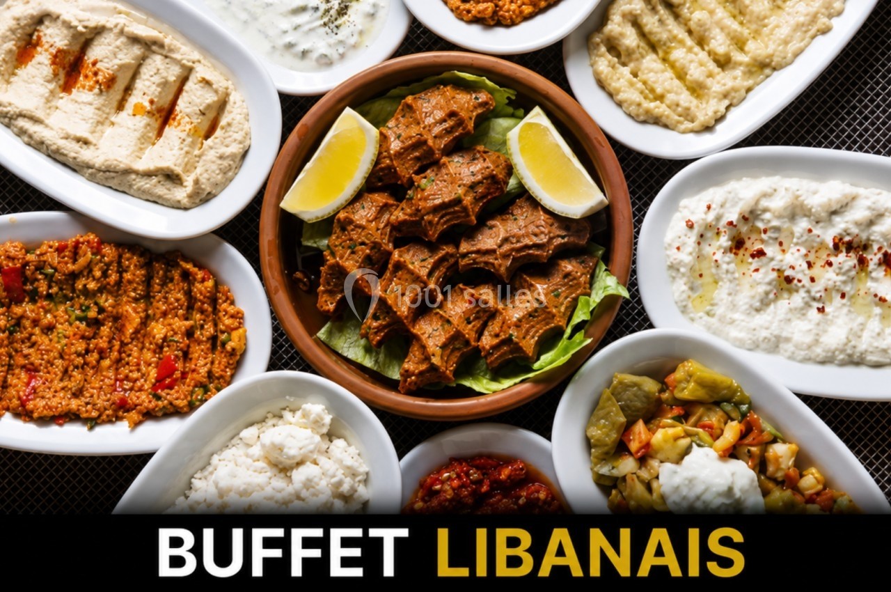 Assortiment de plats libanais variés présentés dans des assiettes blanches autour d'un plat central garni de citron.
