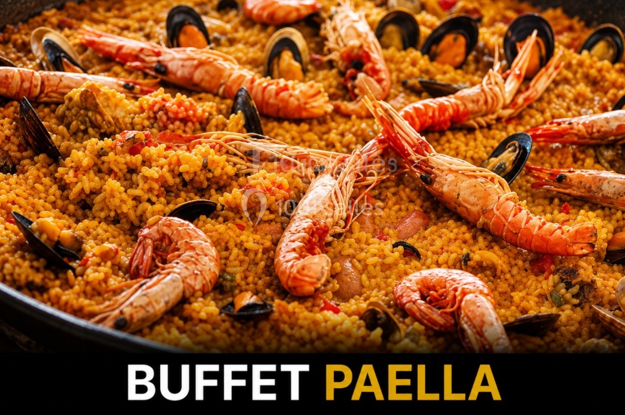 Plat de paella avec crevettes, moules et riz safrané présenté dans une grande poêle.