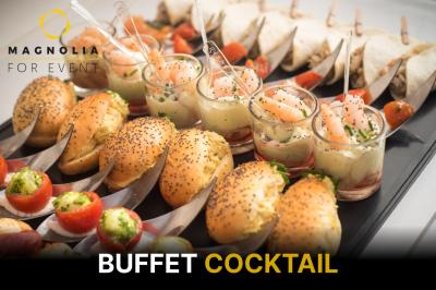 Plateau de buffet cocktail avec mini-burgers, verrines aux crevettes, brochettes et amuse-bouches variés.
