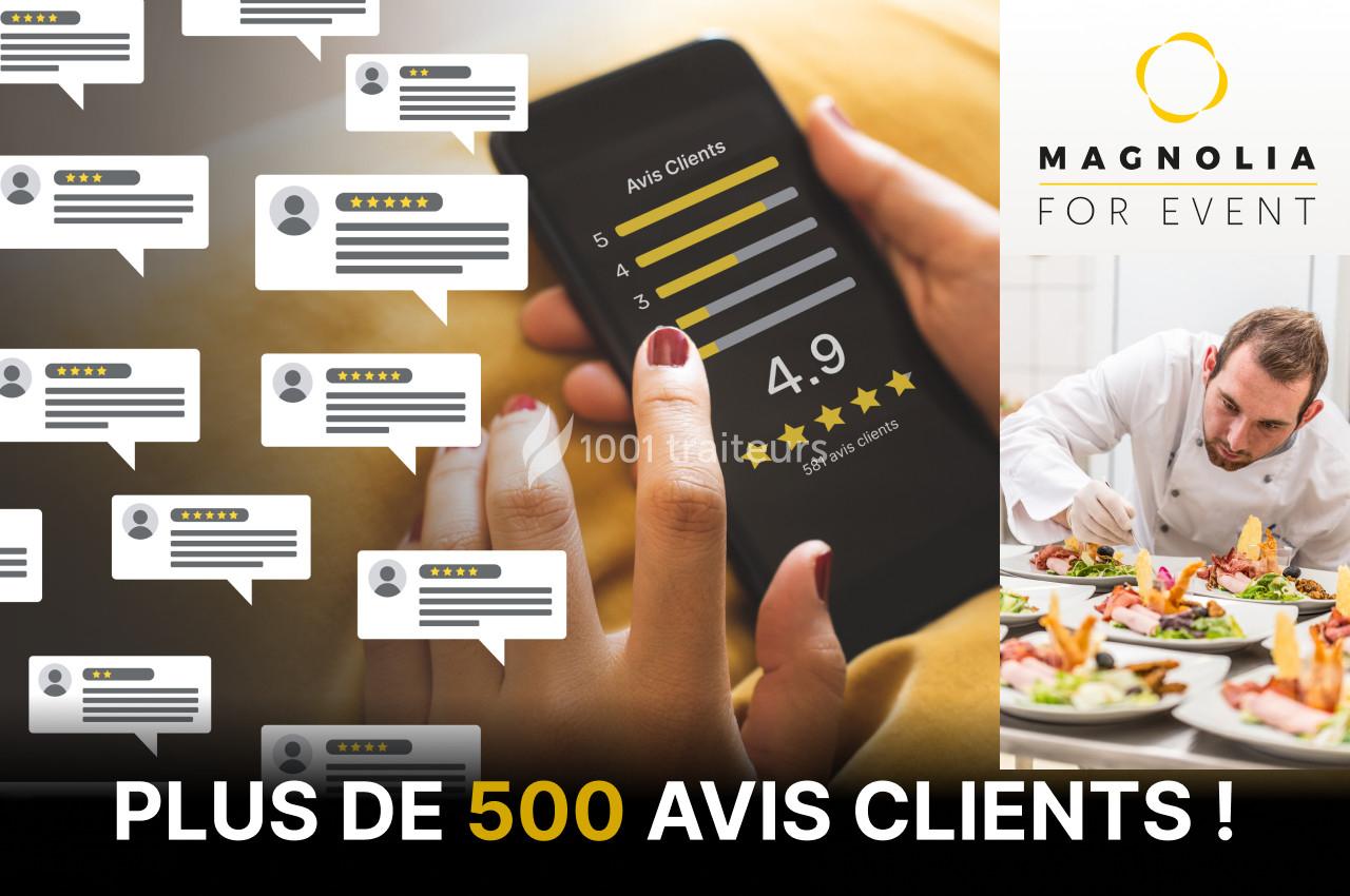 Une main tenant un smartphone affichant une note de 4,9 étoiles parmi plus de 500 avis clients, avec un chef cuisinant en…