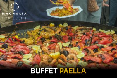 Plateau de mini-burgers garnis de fromage, salade et sauce, présentés avec des piques en bois.