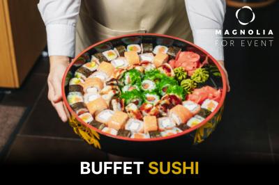 Plateau de mini-burgers garnis de fromage, salade et sauce, présentés avec des piques en bois.