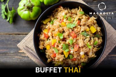 Plateau de mini-burgers garnis de fromage, salade et sauce, présentés avec des piques en bois.