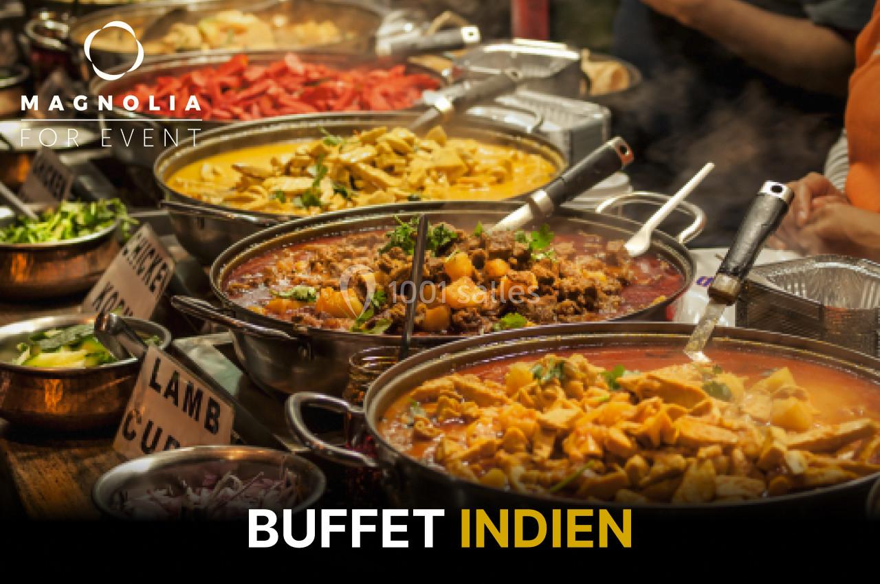 Plats variés de cuisine indienne disposés sur un buffet, avec étiquettes indiquant les noms des préparations.
