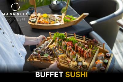 Plateau de mini-burgers garnis de fromage, salade et sauce, présentés avec des piques en bois.