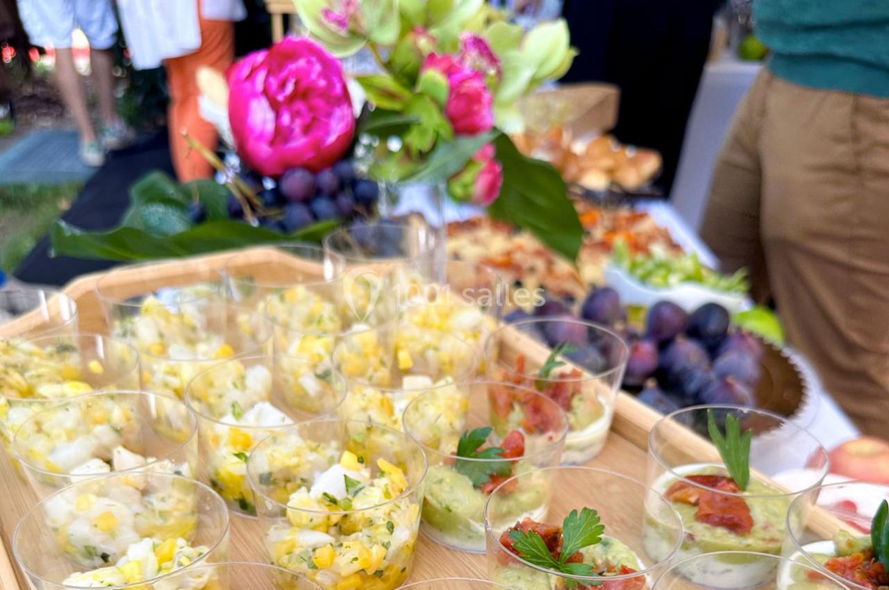 Présentation buffet avec verrines décorée de fleurs