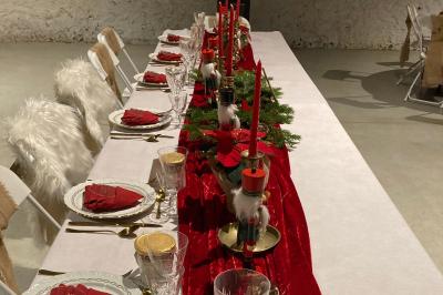 Des personnes assises dans une salle assistent à une présentation projetée sur un mur, avec documents en main.