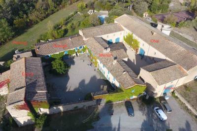 Des personnes assises dans une salle assistent à une présentation projetée sur un mur, avec documents en main.