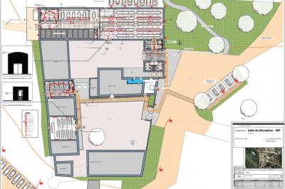 Des personnes assises dans une salle assistent à une présentation projetée sur un mur, avec documents en main.