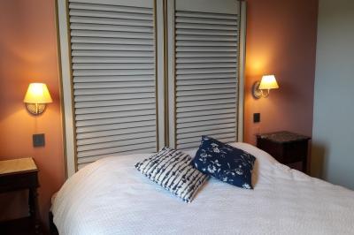 Deux structures gonflables colorées installées sur une pelouse, près de bâtiments en pierre et en bois.