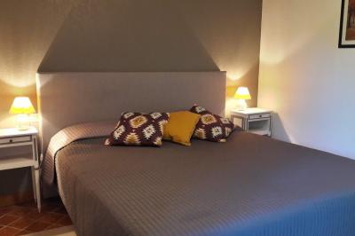 Deux structures gonflables colorées installées sur une pelouse, près de bâtiments en pierre et en bois.