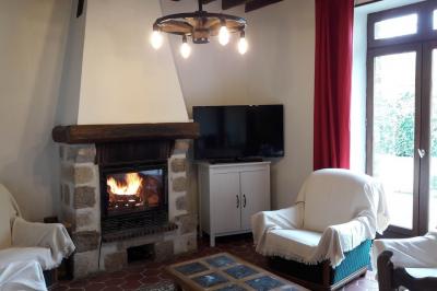 Deux structures gonflables colorées installées sur une pelouse, près de bâtiments en pierre et en bois.