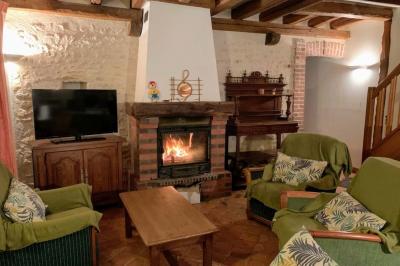 Deux structures gonflables colorées installées sur une pelouse, près de bâtiments en pierre et en bois.