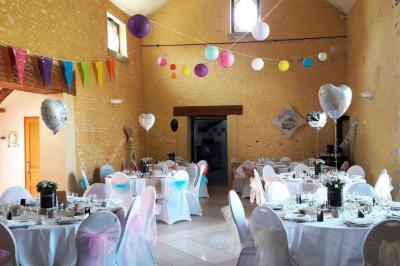 Deux structures gonflables colorées installées sur une pelouse, près de bâtiments en pierre et en bois.