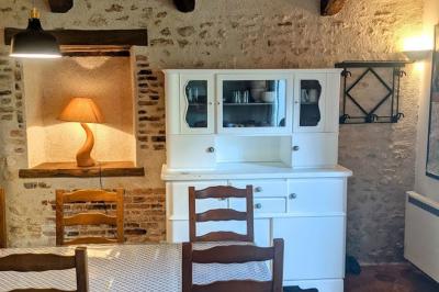 Deux structures gonflables colorées installées sur une pelouse, près de bâtiments en pierre et en bois.