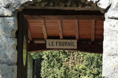 Deux structures gonflables colorées installées sur une pelouse, près de bâtiments en pierre et en bois.