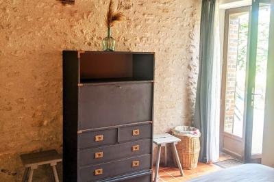 Deux structures gonflables colorées installées sur une pelouse, près de bâtiments en pierre et en bois.