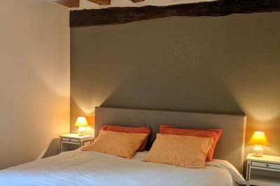 Deux structures gonflables colorées installées sur une pelouse, près de bâtiments en pierre et en bois.