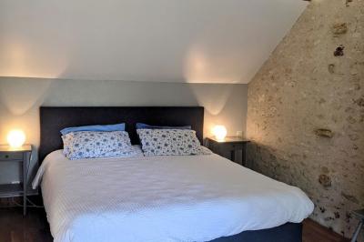 Deux structures gonflables colorées installées sur une pelouse, près de bâtiments en pierre et en bois.