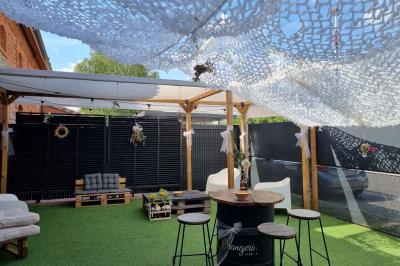 Bâtiment en briques rouges avec une allée bordée de pelouses et des drapeaux visibles au loin sous un ciel dégagé.
