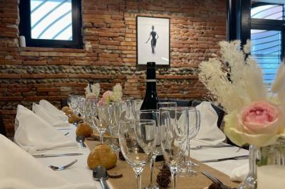 Bâtiment en briques rouges avec une allée bordée de pelouses et des drapeaux visibles au loin sous un ciel dégagé.