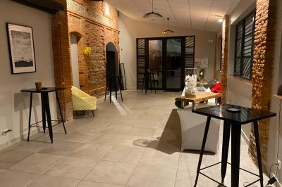 Bâtiment en briques rouges avec une allée bordée de pelouses et des drapeaux visibles au loin sous un ciel dégagé.