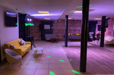 Bâtiment en briques rouges avec une allée bordée de pelouses et des drapeaux visibles au loin sous un ciel dégagé.