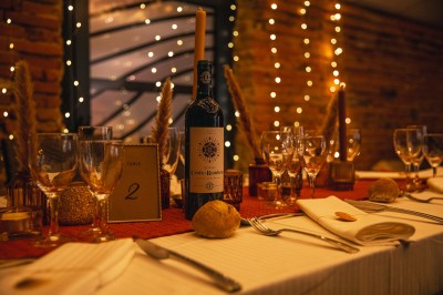 Bâtiment en briques rouges avec une allée bordée de pelouses et des drapeaux visibles au loin sous un ciel dégagé.