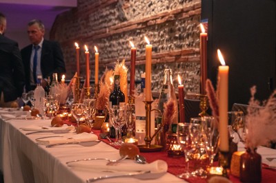 Bâtiment en briques rouges avec une allée bordée de pelouses et des drapeaux visibles au loin sous un ciel dégagé.