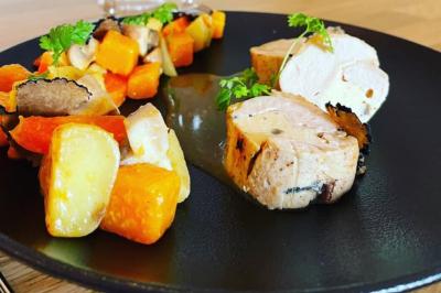 Table de buffet décorée avec des fleurs, chandeliers allumés, coupes empilées et divers plats dans une ambiance lumineuse…