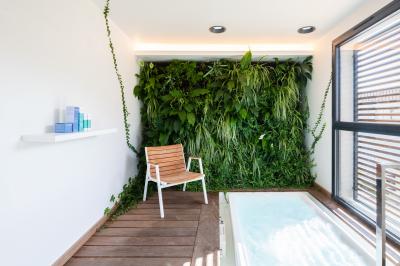 Crevettes grillées servies dans une assiette bleue avec des herbes, accompagnées de plats et d'un verre de vin rouge.