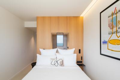 Crevettes grillées servies dans une assiette bleue avec des herbes, accompagnées de plats et d'un verre de vin rouge.