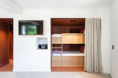 Crevettes grillées servies dans une assiette bleue avec des herbes, accompagnées de plats et d'un verre de vin rouge.