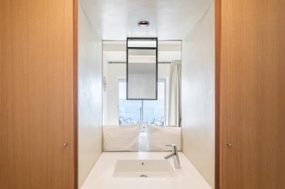 Crevettes grillées servies dans une assiette bleue avec des herbes, accompagnées de plats et d'un verre de vin rouge.