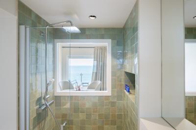 Crevettes grillées servies dans une assiette bleue avec des herbes, accompagnées de plats et d'un verre de vin rouge.