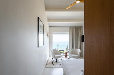 Crevettes grillées servies dans une assiette bleue avec des herbes, accompagnées de plats et d'un verre de vin rouge.