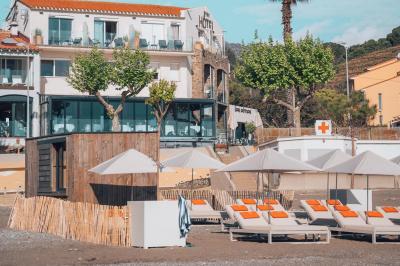Crevettes grillées servies dans une assiette bleue avec des herbes, accompagnées de plats et d'un verre de vin rouge.