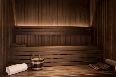 Crevettes grillées servies dans une assiette bleue avec des herbes, accompagnées de plats et d'un verre de vin rouge.