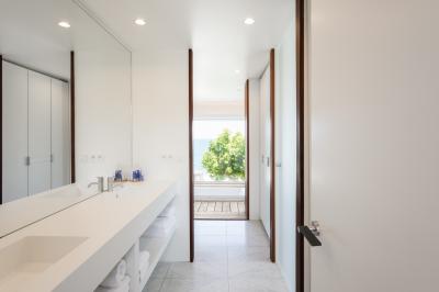 Crevettes grillées servies dans une assiette bleue avec des herbes, accompagnées de plats et d'un verre de vin rouge.