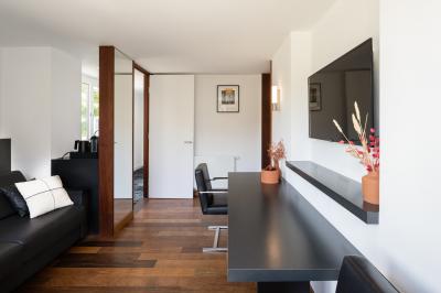 Crevettes grillées servies dans une assiette bleue avec des herbes, accompagnées de plats et d'un verre de vin rouge.