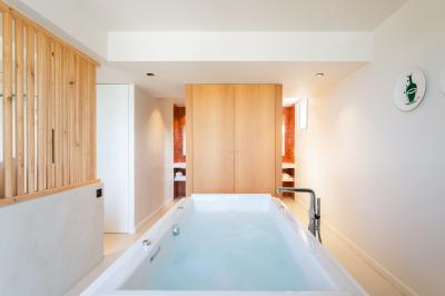 Crevettes grillées servies dans une assiette bleue avec des herbes, accompagnées de plats et d'un verre de vin rouge.