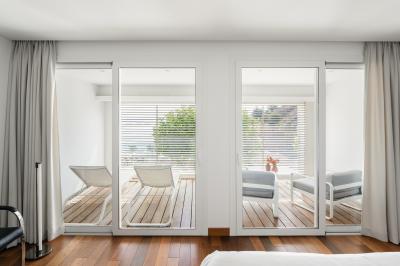 Crevettes grillées servies dans une assiette bleue avec des herbes, accompagnées de plats et d'un verre de vin rouge.