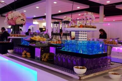 Cuisine professionnelle équipée avec four, réfrigérateur, plan de travail en inox et hotte d'extraction.