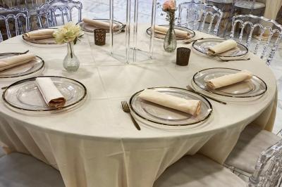 Cuisine professionnelle équipée avec four, réfrigérateur, plan de travail en inox et hotte d'extraction.