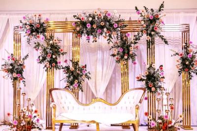 Cuisine professionnelle équipée avec four, réfrigérateur, plan de travail en inox et hotte d'extraction.