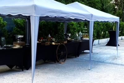 Cuisine professionnelle équipée avec four, réfrigérateur, plan de travail en inox et hotte d'extraction.