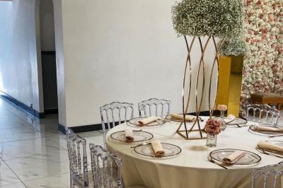 Cuisine professionnelle équipée avec four, réfrigérateur, plan de travail en inox et hotte d'extraction.