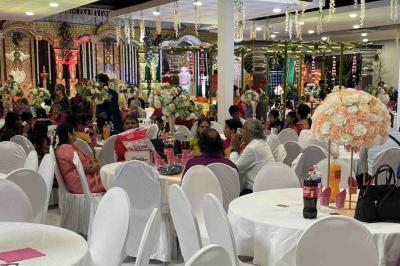 Cuisine professionnelle équipée avec four, réfrigérateur, plan de travail en inox et hotte d'extraction.