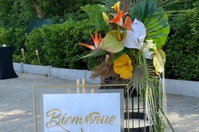 Cuisine professionnelle équipée avec four, réfrigérateur, plan de travail en inox et hotte d'extraction.