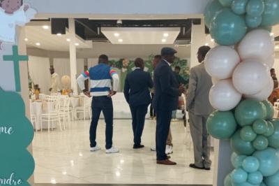 Cuisine professionnelle équipée avec four, réfrigérateur, plan de travail en inox et hotte d'extraction.